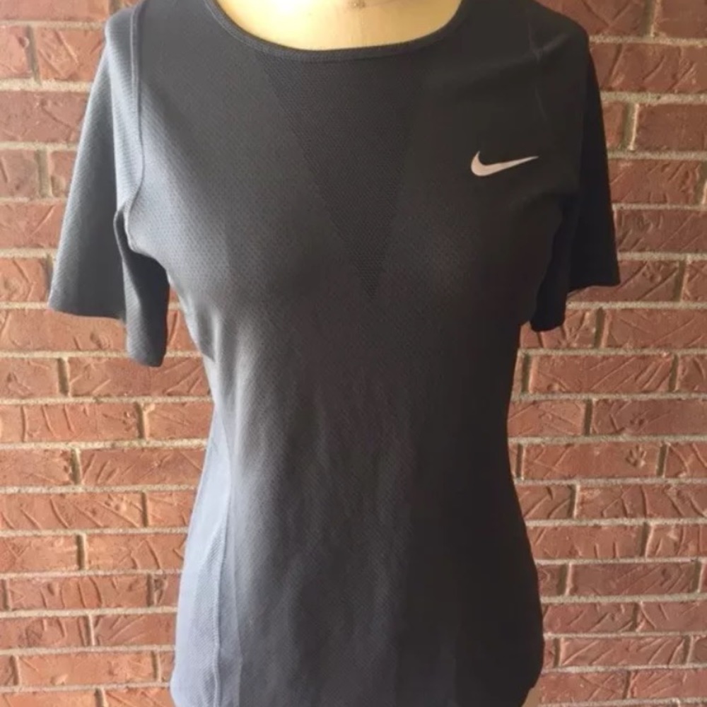 EUC Nike Women’s S Zonal Cooling DriFit Top